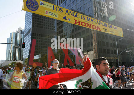 Mar 19, 2006; Los Angeles, CA, Stati Uniti d'America; corridori iniziare il XXI Los Angeles Maratona nel cuore del centro di Los Angeles. Quest'anno ha visto un record di rottura 25, 256 le persone che eseguono il 26,2 miglia race. Credito: Foto di J.P. Yim/ZUMA premere. (©) Copyright 2006 DA J. P. Yim Foto Stock