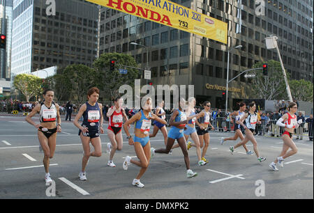 Mar 19, 2006; Los Angeles, CA, Stati Uniti d'America; la Elite guide maschio preparare per l'inizio del XXI Los Angeles Marathon. Credito: Foto di J.P. Yim/ZUMA premere. (©) Copyright 2006 DA J. P. Yim Foto Stock