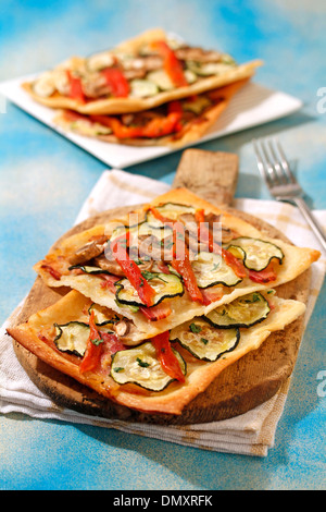 Pasticceria salata con pancetta e verdure. Ricetta disponibile. Foto Stock