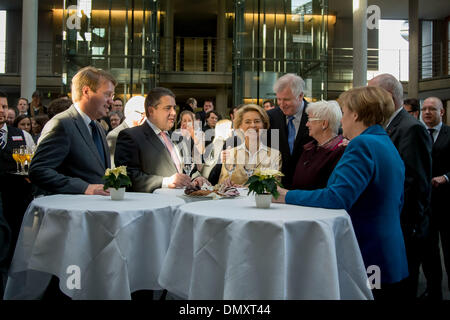 Dic. 16, 2013 - Merkel, Presidente CDU, Seehofer CSU, presidente e Gabriel, SPD Presidente firmare l accordo di coalizione a Paolo LÃƒÂ¶essere Haus a Berlino. / Immagine: Ronald Pofalla (CDU), Sigmar GABRIEL (SPD), Presidente del DOCUP, Ursula von der Leyen (CDU), ministro tedesco , Horst Seehofer (CSU), CSU presidente e primo ministro della Baviera, Gerda Hasselfeldt (CSU), primo vice presidenti della CDU/CSU partito nel Parlamento tedesco, Angela Merkel, il Cancelliere tedesco a Berlino il 17 dicembre 2013.Foto: Reynaldo Paganelli/NurPhoto (credito Immagine: © Reynaldo Paganelli/NurPhoto/ZUMAPRESS.com) Foto Stock