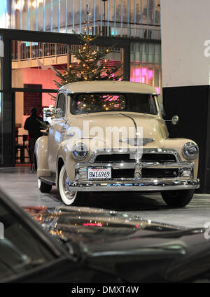 Bremen, Germania. Xvii Dec, 2013. Una Chevrolet 3100 del raccoglitore dal 1955 portante un albero di Natale crea un atmosfera festosa nel 'Schuppen Eins" per la cultura automobilistica a Bremen, Germania, 17 dicembre 2013. Foto: Ingo Wagner/dpa/Alamy Live News Foto Stock