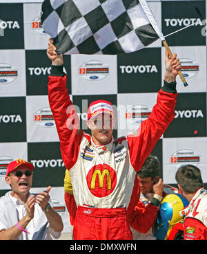 Apr 09, 2006; Long Beach, CA, Stati Uniti d'America; Sebastien Bourdais che celebra la sua seconda vittoria diritta del Toyota Grand Prix di Long Beach. Credito: foto da John Hardick/ZUMA premere. (©) Copyright 2006 da John Hardick Foto Stock