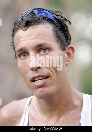 Apr 10, 2006; Boca Raton, FL, Stati Uniti d'America; uomini vincitore assoluto Anton van Zyl durante la quindicesima Florida Atlantic University Wellness Triathlon in spagnolo River Park domenica mattina. Credito: Foto di Richard Graulich/Palm Beach post/ZUMA premere. (©) Copyright 2006 da Palm Beach post Foto Stock