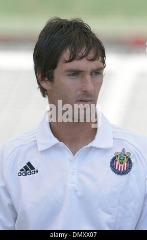 Apr 13, 2006; Carson, CA, Stati Uniti d'America; Chivas USA player ANTE RAZOV parla di media circa il gioco contro la galassia di Los Angeles al Home Depot Center questo sabato, 15 aprile 2006 a Carson. Sarà il primo di quattro incontri tra le due squadre in questa stagione. Credito: foto di Armando Arorizo/ZUMA premere. (©) Copyright 2006 by Armando Arorizo Foto Stock