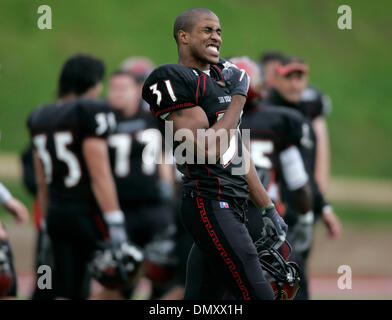 Apr 15, 2006; San Diego, CA, Stati Uniti d'America; San Diego State University Aztechi molla pratica di gioco del calcio del sabato mattina a Torrey Pines High School. #31 Sicurezza GRIGSBY REGGIE, che aveva un'intercettazione è esultante per la fine dell'scrimmage. Credito: Foto di Jim Baird/SDU-T/ZUMA premere. (©) Copyright 2006 by SDU-T Foto Stock