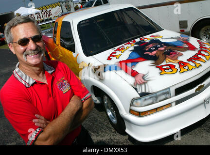 Apr 24, 2006; Giove, FL, Stati Uniti d'America; Tony Caprio saranno corse la sua famosa wheelstanding 'Texas Bandit' a Moroso il sabato sera. Credito: Foto di Uma Sanghvi/Palm Beach post/ZUMA premere. (©) Copyright 2006 da Palm Beach post Foto Stock