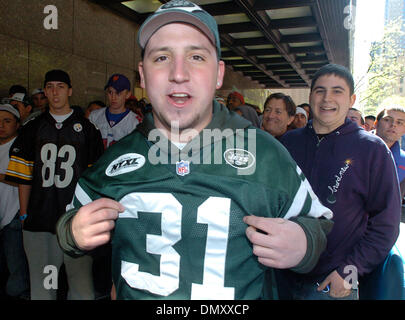 Apr 29, 2006; Manhattan, New York, Stati Uniti d'America; NFL Football: NY getti ventola DiFede Joe, 18, di Staten Island mostra fuori i suoi getti jersey come egli attende in linea per immettere il 2006 National Football League Progetto al Radio City Music Hall. Credito: Foto di Bryan Smith/ZUMA premere. (©) Copyright 2006 by Bryan Smith Foto Stock