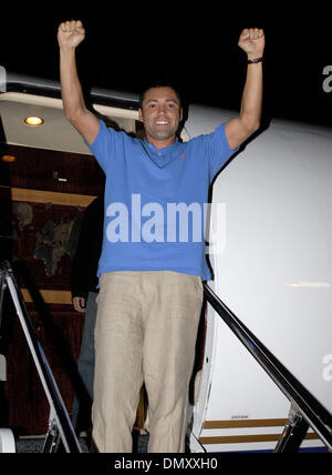 Apr 30, 2006; Los Angeles, CA, Stati Uniti d'America; 6 volte Campione del Mondo di OSCAR DE LA HOYA arriva a Los Angeles tramite jet privato per il suo prossimo 6 Maggio showdown con Ricardo Mayorga. Lo scontro sarà De La Hoya del primo in circa venti mesi dopo essere stato messo K.O. da Bernard Hopkins. Credito: Foto di Rob DeLorenzo/ZUMA premere. (©) Copyright 2006 by Rob DeLorenzo Foto Stock