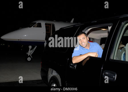 Apr 30, 2006; Los Angeles, CA, Stati Uniti d'America; 6 volte Campione del Mondo di OSCAR DE LA HOYA arriva a Los Angeles tramite jet privato per il suo prossimo 6 Maggio showdown con Ricardo Mayorga. Lo scontro sarà De La Hoya del primo in circa venti mesi dopo essere stato messo K.O. da Bernard Hopkins. Credito: Foto di Rob DeLorenzo/ZUMA premere. (©) Copyright 2006 by Rob DeLorenzo Foto Stock