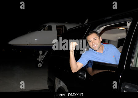 Apr 30, 2006; Los Angeles, CA, Stati Uniti d'America; 6 volte Campione del Mondo di OSCAR DE LA HOYA arriva a Los Angeles tramite jet privato per il suo prossimo 6 Maggio showdown con Ricardo Mayorga. Lo scontro sarà De La Hoya del primo in circa venti mesi dopo essere stato messo K.O. da Bernard Hopkins. Credito: Foto di Rob DeLorenzo/ZUMA premere. (©) Copyright 2006 by Rob DeLorenzo Foto Stock