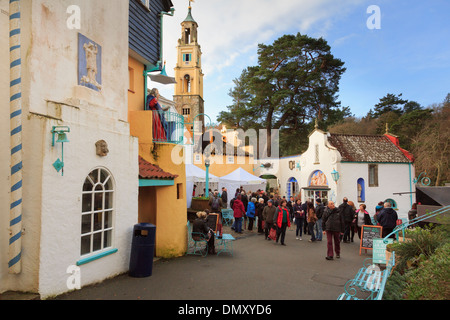 I visitatori di Natale cibo e fiera artigianale in stile italiano di turisti villaggio di Portmeirion, Gwynedd, il Galles del Nord, Regno Unito, Gran Bretagna Foto Stock
