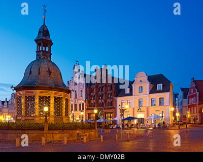 Acquedotto con Alter Schwede ristorante e Reuter casa sul mercato città anseatica di Wismar Meclemburgopomerania Occidentale, Germania Foto Stock