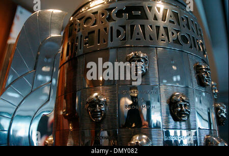 Maggio 22, 2006; Manhattan, NY, STATI UNITI D'AMERICA; il Trofeo Borg-Warner come IRL IndyCar Series presenta la lineup di partenza a Indianapolis 500 Media Day all'Intrepid Sea, Air & Space Museum di New York il 22 maggio 2006. Il novantesimo Indianapolis 500 è di essere eseguito su 28 maggio 2006 ad Indianapolis Motor Speedway. Credito: Foto di Bryan Smith/ZUMA premere. (©) Copyright 2006 by Bryan Smith Foto Stock