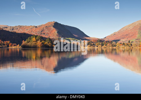 Helm Crag riflettendo in Grasmere nel Parco Nazionale del Distretto dei Laghi. Foto Stock