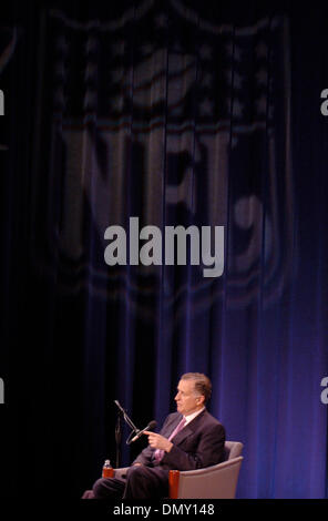 Maggio 31, 2006; Manhattan, NY, STATI UNITI D'AMERICA; National Football League il commissario Paul Tagliabue parlando alla 92Street Y a Manhattan, New York. Credito: Foto di Bryan Smith/ZUMA premere. (©) Copyright 2006 by Bryan Smith Foto Stock