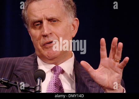 Maggio 31, 2006; Manhattan, NY, STATI UNITI D'AMERICA; National Football League il commissario Paul Tagliabue parlando alla 92Street Y a Manhattan, New York. Credito: Foto di Bryan Smith/ZUMA premere. (©) Copyright 2006 by Bryan Smith Foto Stock