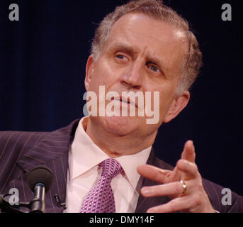 Maggio 31, 2006; Manhattan, NY, STATI UNITI D'AMERICA; National Football League il commissario Paul Tagliabue parlando alla 92Street Y a Manhattan, New York. Credito: Foto di Bryan Smith/ZUMA premere. (©) Copyright 2006 by Bryan Smith Foto Stock