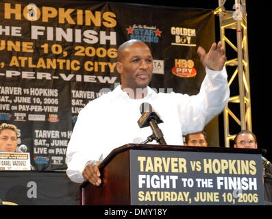 Jun 08, 2006; Atlantic City, NJ, Stati Uniti d'America; Boxer BERNARD HOPKINS nella conferenza stampa finale per il Bernard Hopkins contro Antonio Tarver bout per la luce Heavyweight Championship che si terrà presso l'Hotel di Borgata di Atlantic City, NJ. Hopkins è il tentativo di rendere la storia di inscatolamento spostando verso l'alto due classi di peso alla lotta come pesi mediomassimi. Credito: Foto di Rob DeLorenzo Foto Stock