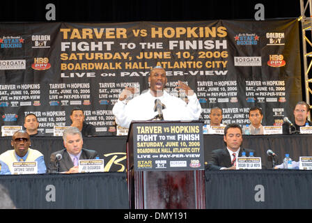 Jun 08, 2006; Atlantic City, NJ, Stati Uniti d'America; Boxer BERNARD HOPKINS nella conferenza stampa finale per il Bernard Hopkins contro Antonio Tarver bout per la luce Heavyweight Championship che si terrà presso l'Hotel di Borgata di Atlantic City, NJ. Hopkins è il tentativo di rendere la storia di inscatolamento spostando verso l'alto due classi di peso alla lotta come pesi mediomassimi. Credito: Foto di Rob DeLorenzo Foto Stock