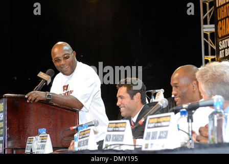 Jun 08, 2006; Atlantic City, NJ, Stati Uniti d'America; Antonio Tarver trainer di BUDDY MCGIRT nella conferenza stampa finale per il Bernard Hopkins contro Antonio Tarver bout per la luce Heavyweight Championship che si terrà presso l'Hotel di Borgata di Atlantic City, NJ. Hopkins è il tentativo di rendere la storia di inscatolamento spostando verso l'alto due classi di peso alla lotta come pesi mediomassimi. Credito: Foto Foto Stock