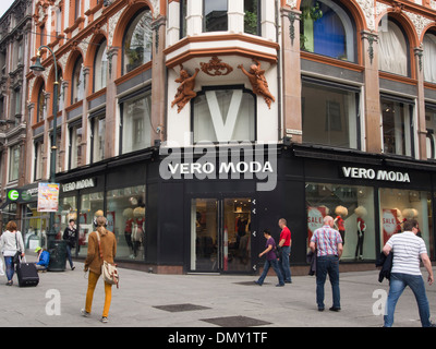 Karl Johans gate shopping street e corteo street nel centro della città di Oslo Norvegia, angolo di strada, negozio per la catena Vero Moda Foto Stock