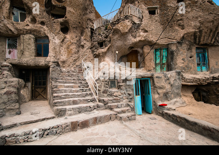 Grotta di case nel villaggio di montagna Kandovan, Est Azerbaigian provincia, Iran Foto Stock