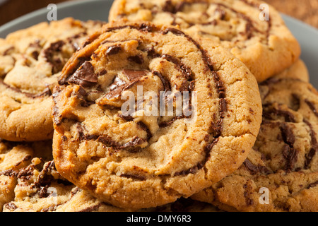 Chip di cioccolato Burro di arachidi girandola Cookie in una pila Foto Stock