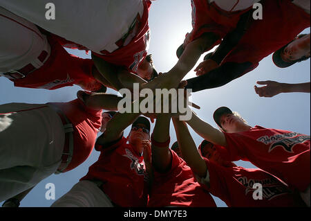 Jul 28, 2006; Boyton Beach, FL, Stati Uniti d'America; il Kendall Amaca All-Stars huddle fino dopo le cerimonie di apertura per la Little League campionato della Florida per la divisione junior Venerdì, 28 luglio 2006. I tre giorni del torneo sarà determinare quale team dallo stato passa ad Atlanta. Amaca ci saluta dalla zona di Kendall-Miami. Credito: foto di Chris Matula/Palm Beach post/ZUM Foto Stock