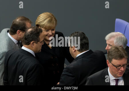 Berlino, Germania. Dicembre 17th, 2013. Immagini della sessione del Parlamento europeo per l elezione del nuovo Cancelliere tedesco presso il Bundestag a Berlino. / Immagine: Cancelliere Angela Merkel (CDU), il cancelliere, Sigmar GABRIEL (SPD), il Ministro dell Economia e dell'energia, Horst Seehofer (CSU), CSU presidente e primo ministro della Baviera, Alexander Dobrindt (CSU), Ministro del Trafic e infrastruttura digitale, Hans-Peter Friedrich (CSU), Ministro dell'agricoltura, Credito: Reynaldo Chaib Paganelli/Alamy Live News Foto Stock