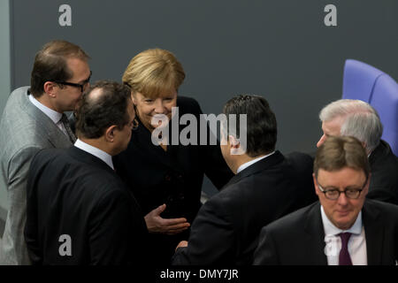 Berlino, Germania. Dicembre 17th, 2013. Immagini della sessione del Parlamento europeo per l elezione del nuovo Cancelliere tedesco presso il Bundestag a Berlino. / Immagine: Cancelliere Angela Merkel (CDU), il cancelliere, Sigmar GABRIEL (SPD), il Ministro dell Economia e dell'energia, Horst Seehofer (CSU), CSU presidente e primo ministro della Baviera, Alexander Dobrindt (CSU), Ministro del Trafic e infrastruttura digitale, Hans-Peter Friedrich (CSU), Ministro dell'agricoltura, Credito: Reynaldo Chaib Paganelli/Alamy Live News Foto Stock