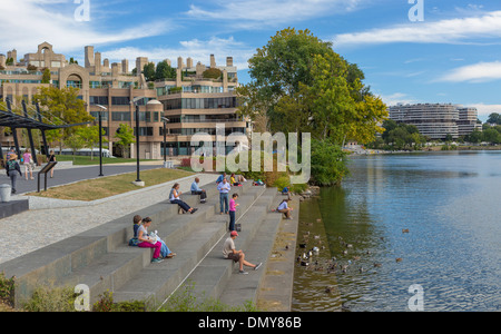 WASHINGTON, DC, Stati Uniti d'America - Persone sui passi dal fiume Potomac in Georgetown Waterfront Park. Foto Stock