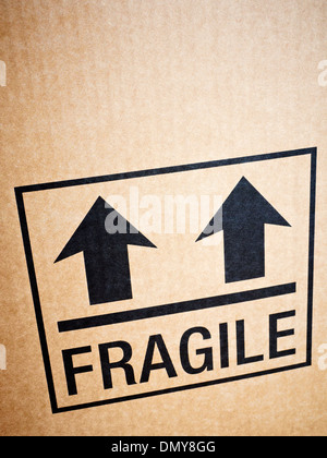 Fragile segno sulla scatola di cartone Foto Stock