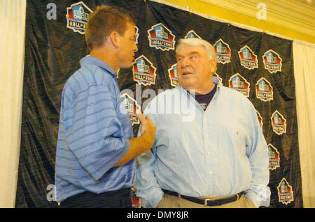 Aug 04, 2006; Cantone, OH, Stati Uniti d'America; Pro Football Hall of Fame del enshrinee TROY AIKMAN e John Madden prima dell' inizio della loro conferenza stampa presso il Marriott Hotel nel centro cittadino di Canton, Ohio giovedì agosto 4,2006. Credito: Foto di Bob Larson/Contra Costa Times/ZUMA premere. (©) Copyright 2006 by Contra Costa Times Foto Stock