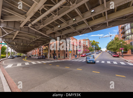 WASHINGTON, DC, Stati Uniti d'America - Water Street , sotto l'elevata Whitehurst Freeway in Georgetown. Foto Stock