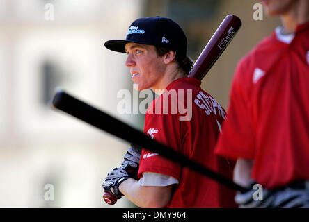 Aug 09, 2006; San Diego, CA, Stati Uniti d'America; SEQUOYAH STONECIPHER (#6 - di), l'età 16 di Mission Bay High School di San Diego, pratiche durante gli allenamenti a USD mercoledì per l'All-American Aflac High School Baseball Classic che si terrà Sabato 12 Agosto, 2006. Credito: Foto di Nadia Borowski Scott/SDU-T/ZUMA premere. (©) Copyright 2006 by SDU-T Foto Stock