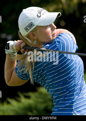 Aug 18, 2006; Portland, OR, Stati Uniti d'America; Morgan Pressel, di Boca Raton, FL, tee off in corrispondenza del primo foro durante il primo round di Safeway Classic presso il Columbia-Edgewater Country Club a Portland, Oregon, Venerdì, 18 agosto 2006. Pressel ha terminato la giornata con un 68, tre sotto il par. Credito: Foto di Richard Clemente/ZUMA premere. (©) Copyright 2006 da Richard Clemente Foto Stock