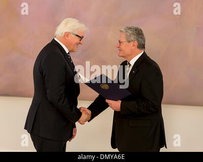 Berlino, Germania. Dicembre 17th, 2013. I nuovi ministri sono nominati dal Presidente tedesco Joaquim Gauck a parte il nuovo cancelliere tedesco Merkel a Bellevue a Berlino. / Immagine: Frank-Walter Steinmeier (SPD), Ministro del Foreign Office, e Presidente Gauck Foto Stock