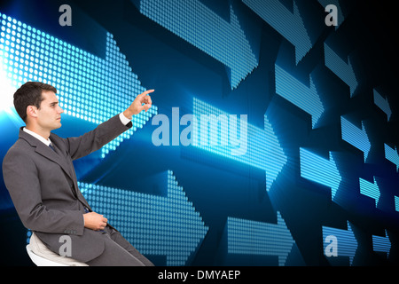 Immagine composita di imprenditore seduto e puntare il dito Foto Stock