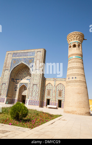 Ulugh Beg Madrasah e Minareto al complesso memoriale di Al Gijduvani, Gijduvan, vicino a Bukhara, Uzbekistan Foto Stock