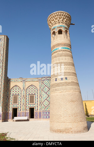 Ulugh Beg minareto e Madrasah presso il complesso memoriale di Al Gijduvani, Gijduvan, vicino a Bukhara, Uzbekistan Foto Stock