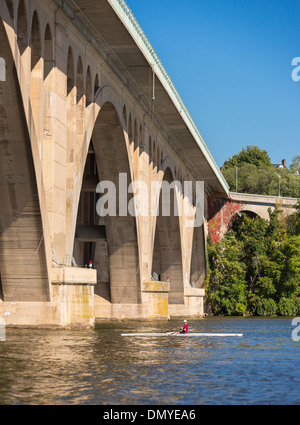 WASHINGTON, DC, Stati Uniti d'America - Key Bridge e vogatore sul Fiume Potomac. Foto Stock