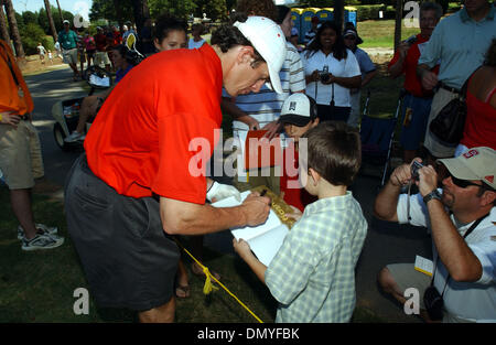 Aug 27, 2006; Raleigh, NC, Stati Uniti d'America; Carolina Hurricanes e la Stanley Cup Champions giocatore di hockey ROB BRIND 'AMOUR firma autografi al 2006 Jimmy V Celebrity Golf Classic che ha avuto luogo a Prestonwood Country Club situato in Cary. Il Jimmy Valvano Foundation ha sollevato oltre 12 milioni di dollari per aiutare a beneficio della ricerca contro il cancro. Coach Jim Valvano passata nel 1993 dal cancro e di stato Foto Stock