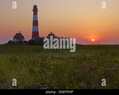 Tramonto al faro Westerheversand, penisola di Eiderstedt, Frisia settentrionale, Schleswig-Holstein, Germania Foto Stock