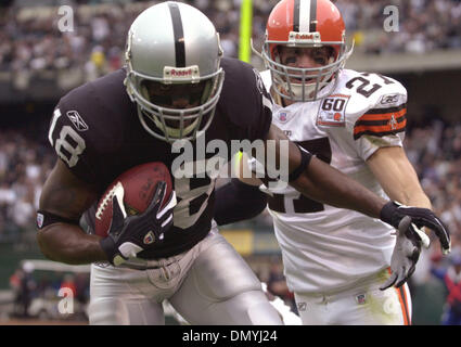 Oct 01, 2006; Oakland, CA, Stati Uniti d'America; NFL Football: Raider Randy Moss (#18) batte Cleveland Brian Russell (#27) per un touchdown contro i Cleveland Browns al McAfee Coliseum di Oakland, California Domenica 1 ottobre 2006. Credito: Foto di Kristopher Skinner/Contra Costa Times/ZUMA premere. (©) Copyright 2006 by Contra Costa Times Foto Stock