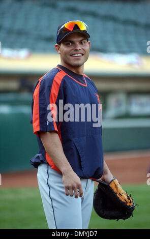 Oct 09, 2006; Oakland, CA, Stati Uniti d'America; MLB Baseball: Tigri catcher IVAN RODRIGUEZ sul campo in McAfee Stadium Lunedi, il 9 ottobre 2006, durante la pratica. Gioco uno della classifica di campionato è martedì, 10 ottobre, a Oakland, in California. Credito: Foto di Joanna Jhanda/Contra Costa Times/ZUMA premere. (©) Copyright 2006 by Contra Costa Times Foto Stock