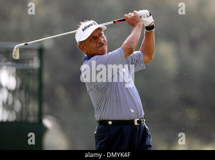 Oct 18, 2006; San Antonio, TX, Stati Uniti d'America; VICENTE FERNANDEZ tees off verso il XVIII Mercoledì verde durante l'AT&T Campionato pro am evento. Credito: Foto di Tom aspo/San Antonio Express-News/ZUMA premere. (©) Copyright 2006 by San Antonio Express-News Foto Stock
