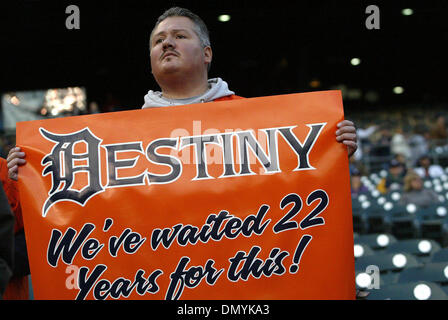 Oct 21, 2006; Detroit, Michigan, Stati Uniti d'America; JOE GONZALES di Toledo si mette in mostra il suo segno prima di gioco uno della serie mondiale tra i cardinali e le tigri al Comerica Park. Credito: Foto di Huy Richard Mach/St Louis Dispatch/ZUMA premere. (©) Copyright 2006 da St Louis Dispatch Foto Stock