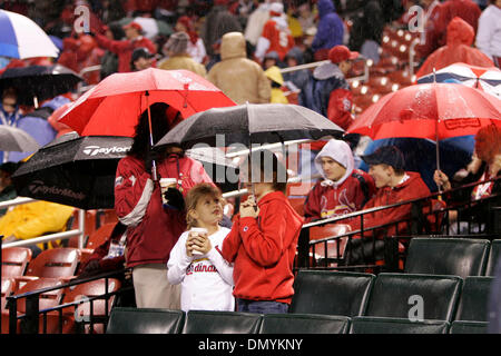 Oct 25, 2006; St. Louis, MO, USA; Ventilatori rifugiarsi sotto gli ombrelloni in attesa fuori il ritardo di pioggia su St. Louis Cardinals partita contro la Detroit Tigers per gioco 4 del 2006 World Series al Busch Stadium. Credito: Foto di David Guralnick/St Louis Post-Dispatch/ZUMA premere. (©) Copyright 2006 da St Louis Post-Dispatch Foto Stock