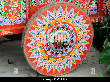 Solida ruota in legno di un tradizionale Costa Rican decorate ox cart, carreta. Santa Elena, Costa Rica. Foto Stock