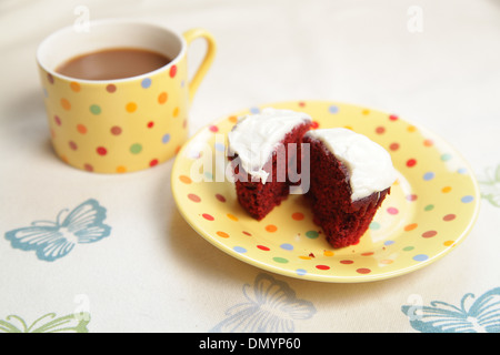 In casa Red Velvet Cupcake con la glassa con una tazza di caffè Foto Stock